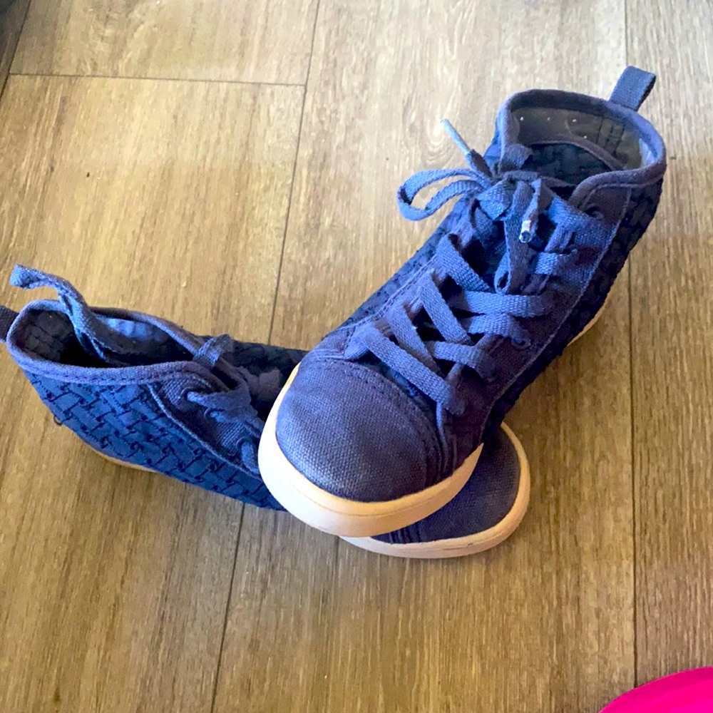 Kookaburra by UGG navy blue in good shape high top